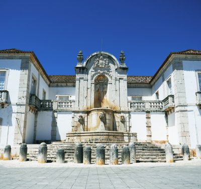 Palácio dos Arcebispos na praça manumental de santo antónio do tojal